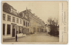 826257 Gezicht op de voorgevel van het Diakonessenhuis (Wijk B 124-128) te Utrecht, vóór de verbouwing; het huis links ...